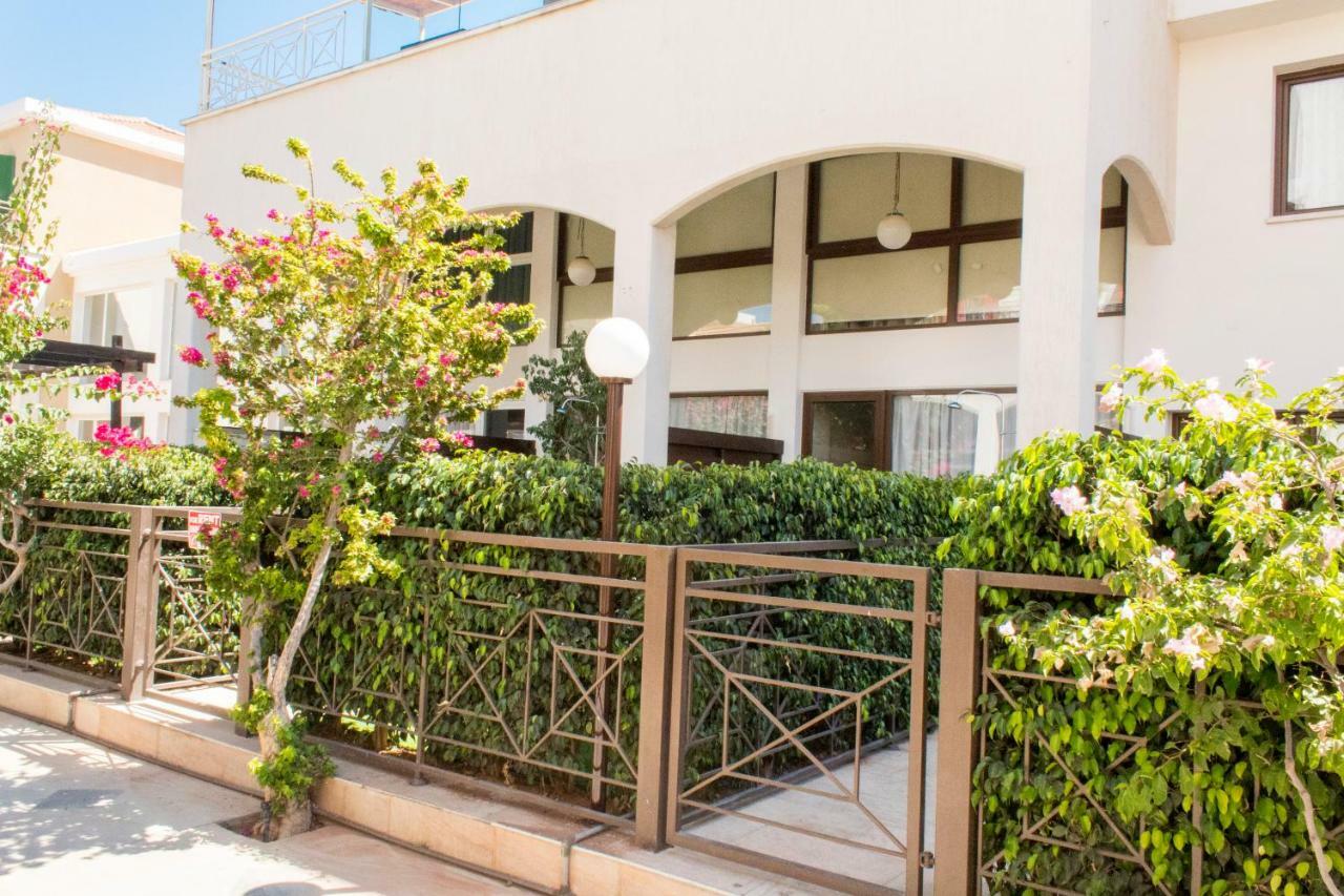 Galatex Beach Apartment Лимасол Екстериор снимка